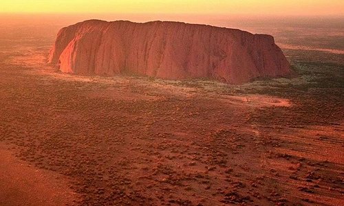 Questa vista non invecchia mai. Ecco a voi la famosa icona dell'Uluru-KataTjuta National Park.🤠🌞❤️
Photo: @jaydidphoto