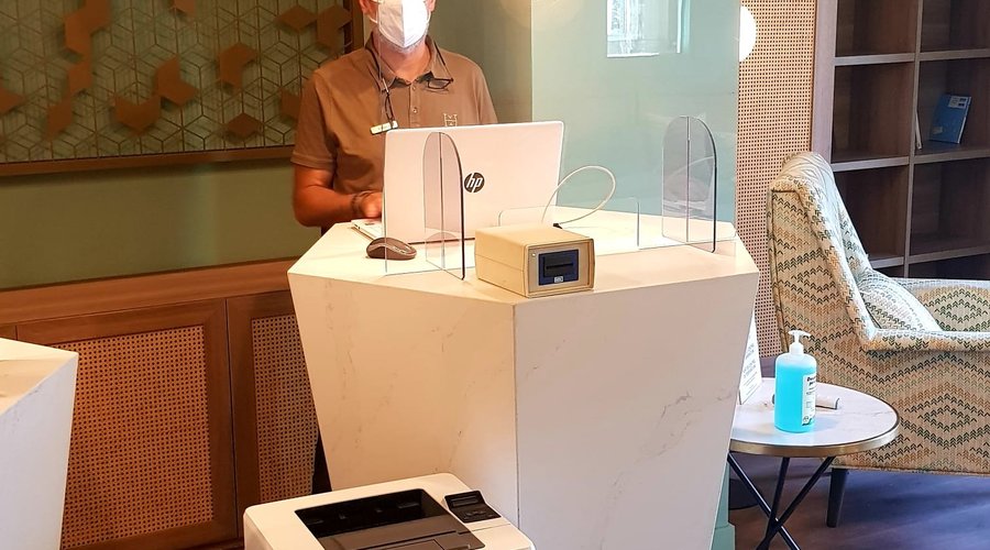 Methacrylate screens at the reception