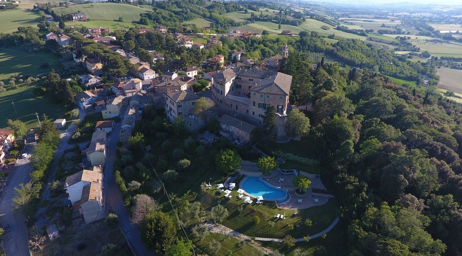 Il castello visto dall'alto con la zona piscina e il parco che lo circonda