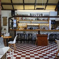 De gezellige bar en restaurant
