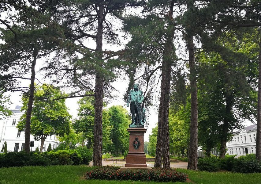 Friedrich-Wilhelm-Platz mit Prinz-Adalbert-von-Preußen-Denkmal image
