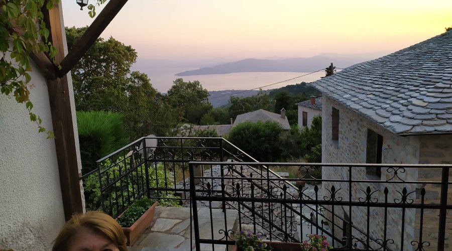 Η θέα από τό μπαλκόνι