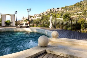 Villa Euchelia Resort in Castrocielo, image may contain: Resort, Hotel, Villa, Tub