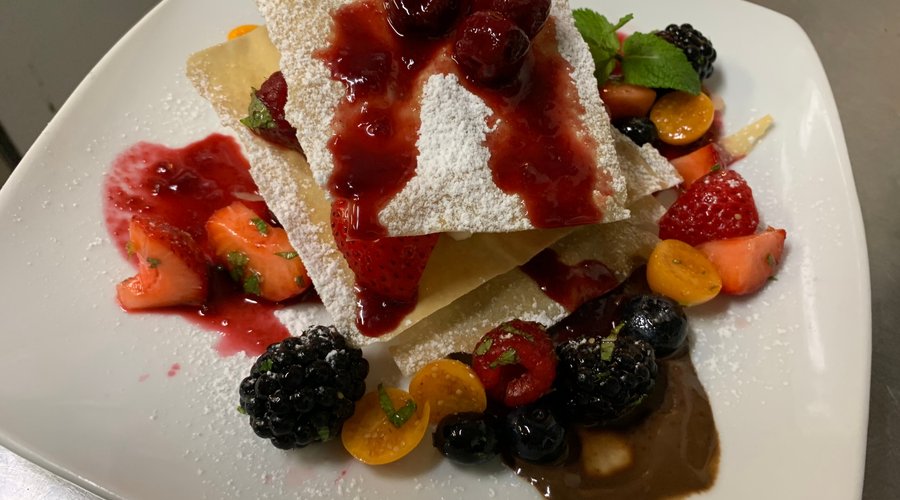 Something Sweet | Karamellisierte Strudelblätter mit Limettencreme, Gartenbeeren, Schokoladensauce & Kirschen 