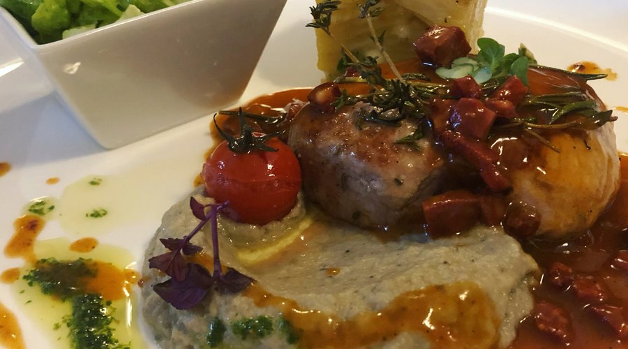 Iberico Kotelett mit Auberginencreme, Chorizo-Jus, Kartoffelgratin & Römersalat in Zitronenvinaigrette