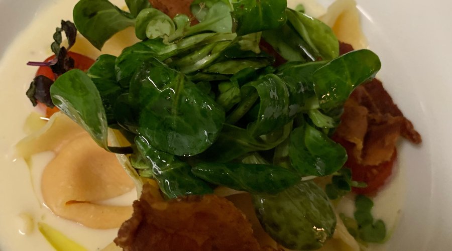 Hausgemachte Butternut-Kürbis Tortellini in einer cremigen Rahmsauce mit Speckchips & Feldsalat in Kürbiskernvinaigrette 