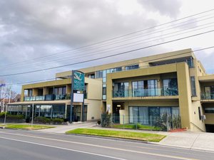 Quality Hotel Bayside Geelong in Geelong, image may contain: Neighborhood, City, Office Building, Urban