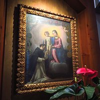 La Madonna del Rosario: tela del '600 (nella cappella in fondo alla chiesa, al piano terra)