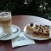 Eine wunderbare Konditorei, klein und fein! Die Preise sind auch sehr gut, Kaffee kostet ca. 2 Euro, Latte 2.50 Euro, 1 St. Kuche 2.50-3.50