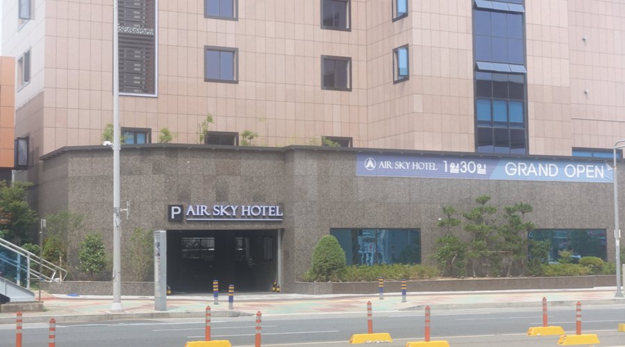 Air Sky Hotel in side view.