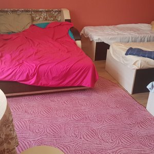 В окно номера видно машину. Она стоит рядом, прямо в закрытом дворе.