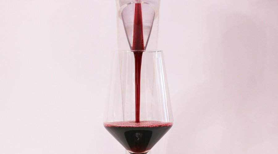 Decantación de vino tinto, de la bodega La Donaira,  para retirar todas sus impurezas y hacer que su aroma enamore el olfato. 