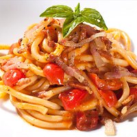 Pici fatti in casa con guancialino di Cinta Senese e pomodorini.