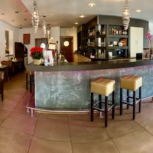 Restaurantbereich mit Bar & Rezeption