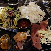 Duo de thon rouge, soit disant moitié thon rouge snacké, et moitié sashimi. Gros regret en rapport à la quantité.