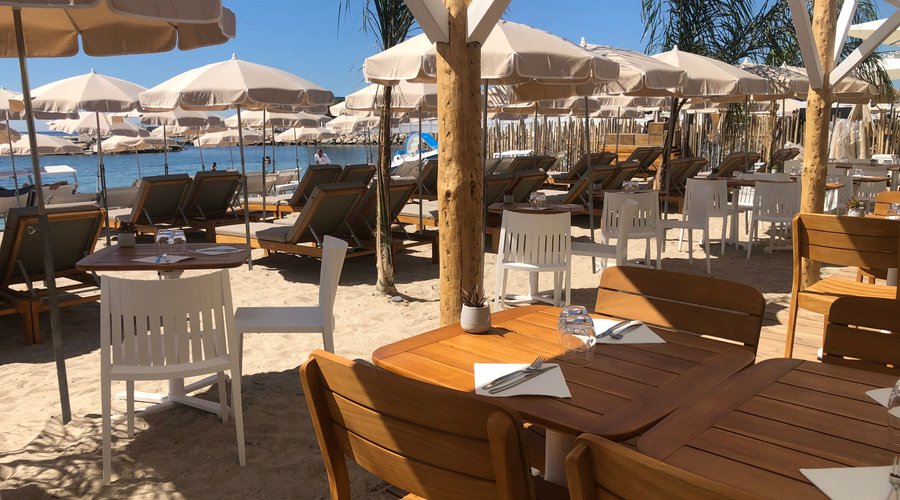 Le restaurant les pieds dans le sable