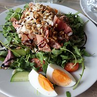 Ensalada de prosciutto y huevo