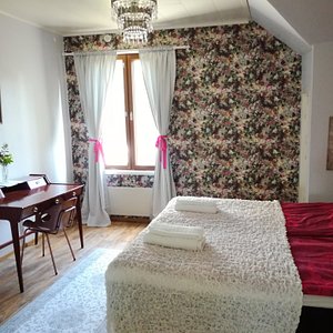 Double room D with sea view. Also known as the rose room. There is a sturdy 160x200 bed, plenty of closet space and a fridge. Extra bed or a baby bed can be added. 