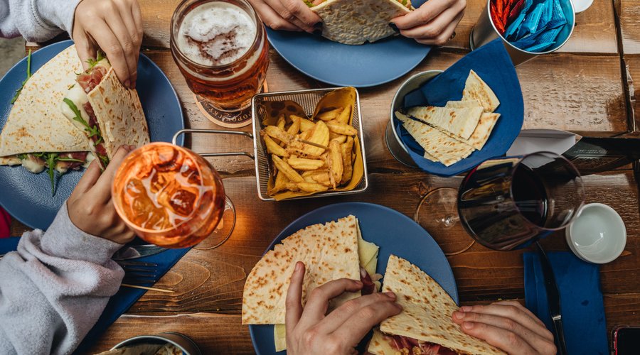 Questa foto rappresenta una classica tavolata da "PiadaPiave": piadine, patatine e cocktails per passare un'ottima serata in compagnia all'insegna del gusto e dell'autenticità! 