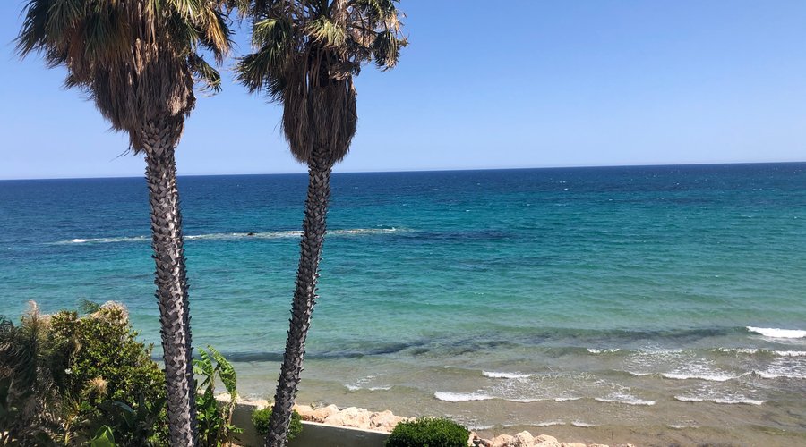 Vista dall'alto del giardino con splendida vista sul mare