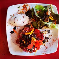 Tartare de tomates anciennes, glace basilic coulis aux herbes