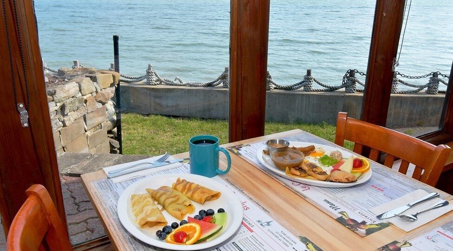 Un bon déjeuner à l'intérieur...mais près du fleuve ! Ça commence bien la journée ! Tous les jours de 8h à 11h.