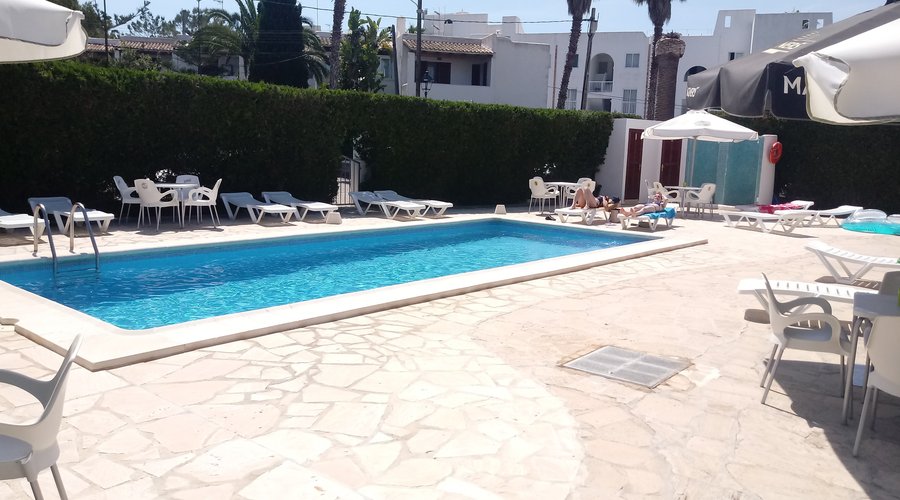 Swimming pool
Lunch area