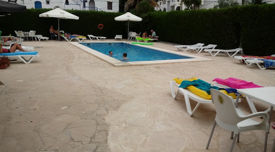 Swimming pool
Lunch area