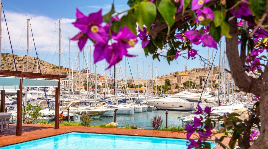Çeşme Marina Konukevi'nin odasından güzel bir manzara.