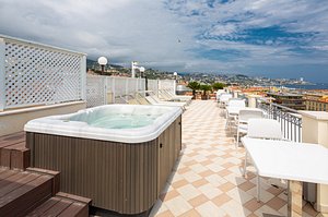 Best Western Hotel Nazionale in Sanremo, image may contain: Tub, Hot Tub