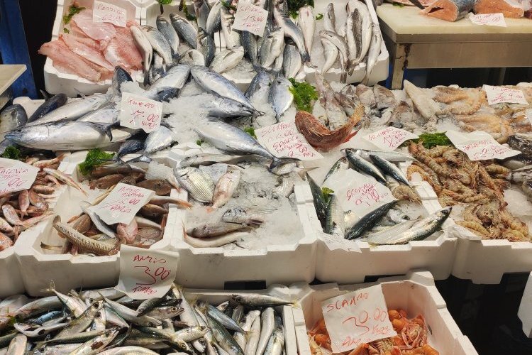 Il mitico banco del pesce napoletano