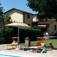 Dopo la lunga permanenza chiusa in casa mi sono rilassata a Villa Ferraguzzo. Nuotare, camminare in campagna, osservare le rondini in cielo tutto questo mi ha aiutato a superare questo momento post COVID19. Mi sono rigenerata