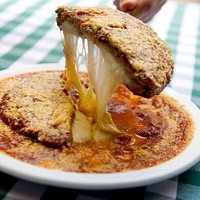 Polpettone alla Parmigiana
bolo de carne moída recheado com mussarela, empanado c/ farinha de rosca especial, coberto com molho de tomates e parmesão ralado