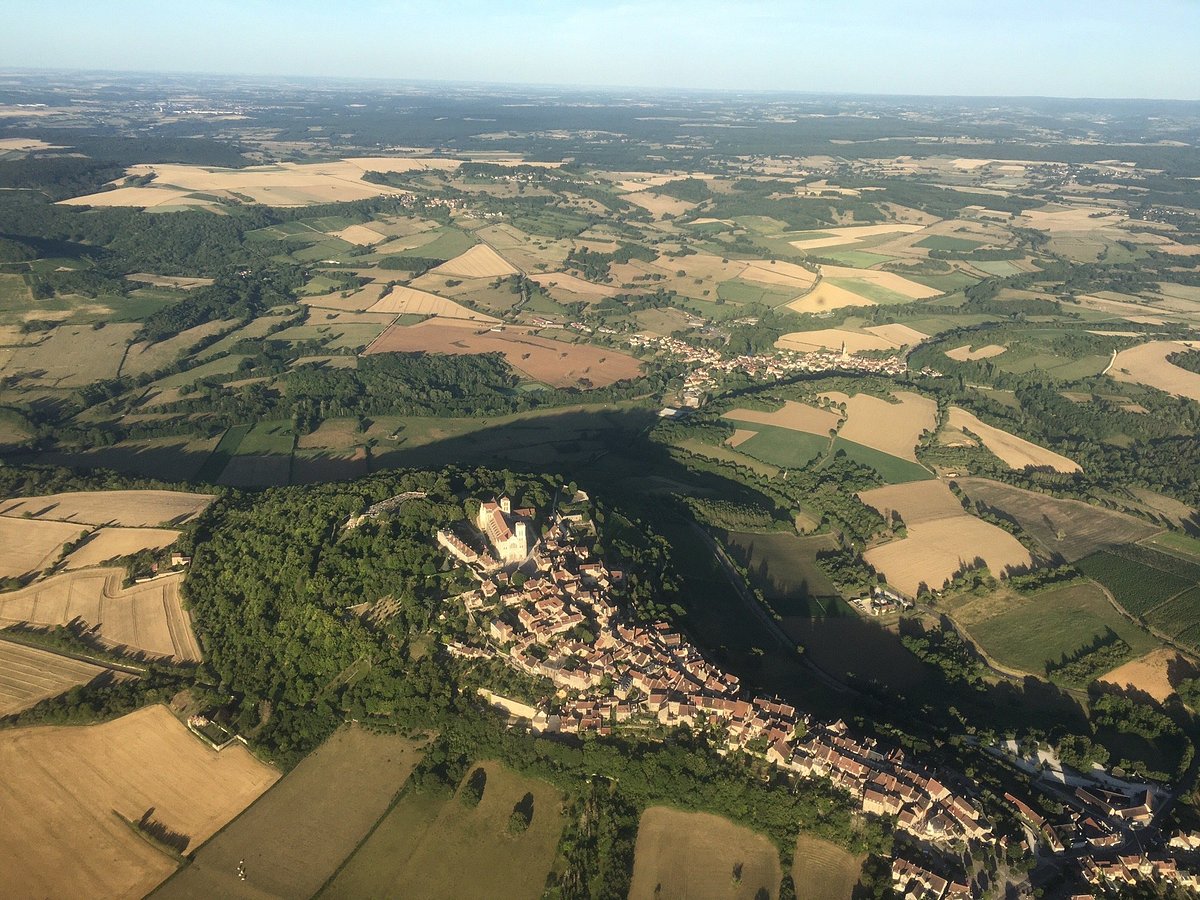 La Bourgogne en montgolfière à Vézelay Bourgogne, Morvan, France