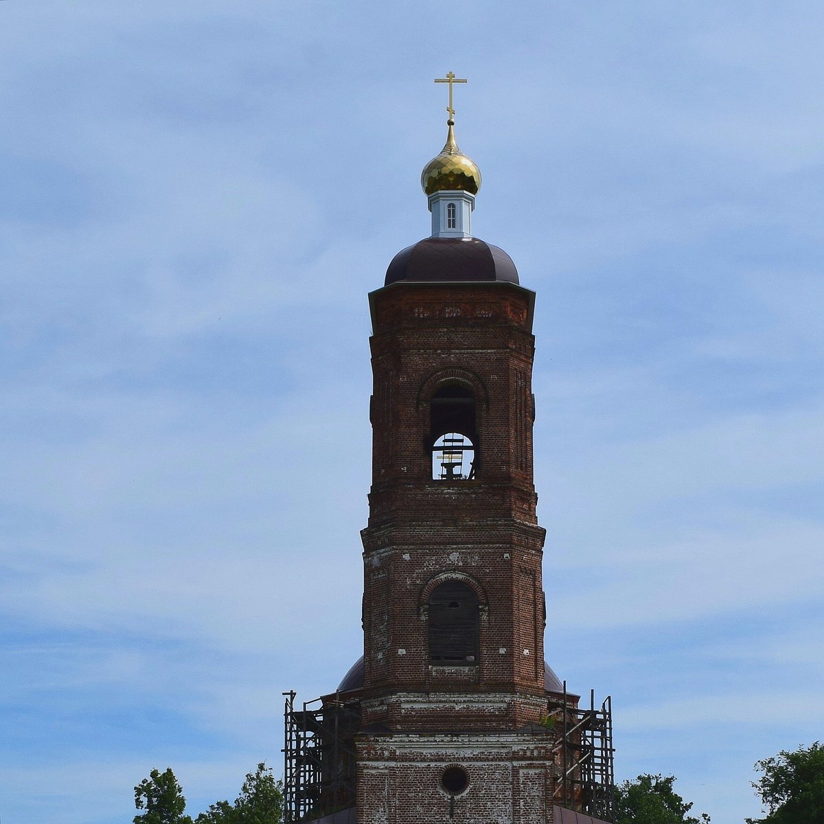 Никольский храм в кругах. Церковь во круг её.