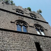 La facciata. Sono visibili gli ulivi sulla sommità