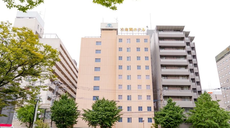出来町公園の正面に位置しております。