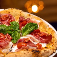 Focaccia con #prosciuttocrudo, #stracciatella e #pomodorino