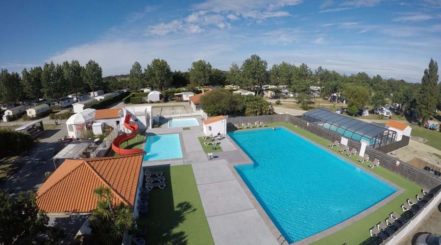 Espace aquatique extérieur et intérieur 
