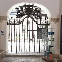 Puerta de entrada al patio principal.