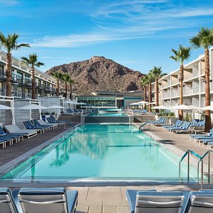 Citizens Club - Pool with Camelback Mountain 