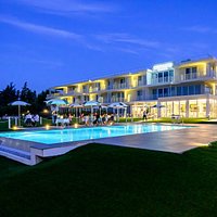 Piscina infinity, Tavoli a bordo piscina, fronte lago