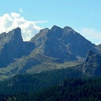 Il Loschiesuoi (al centro) visto dalle Tofane