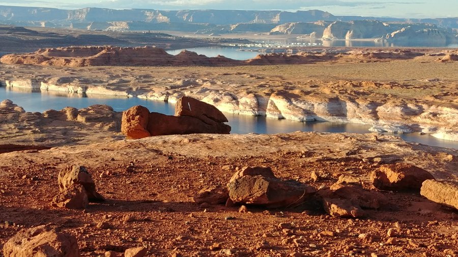 Rim  Trail views towards Wahweap Bay