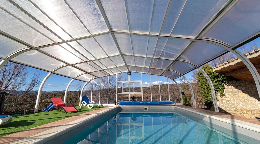 Casa rural en Huesca con piscina climatizada y cubierta, abierta todo el año, ideal para familias con niños.