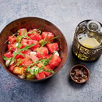 САЛАТ С АРБУЗОМ И ФЕТОЙ
с оливками и медовой заправкой