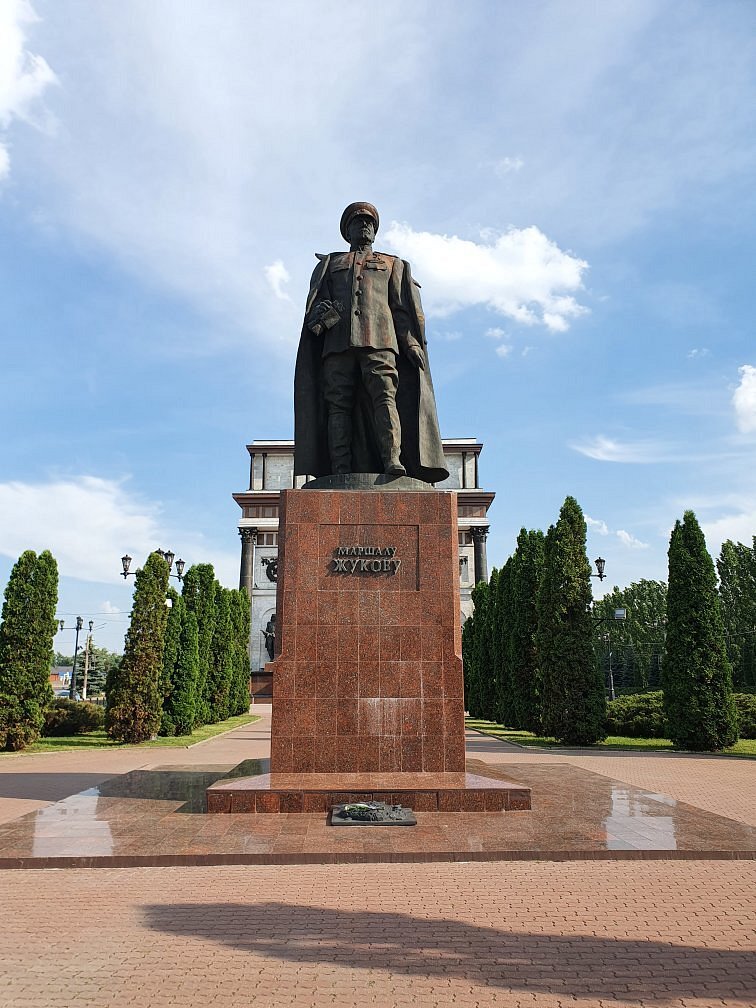 Памятник км. Памятник Жукову в Курске. Памятник г к Жукову в Курске. Александр Маршал памятник Курск.