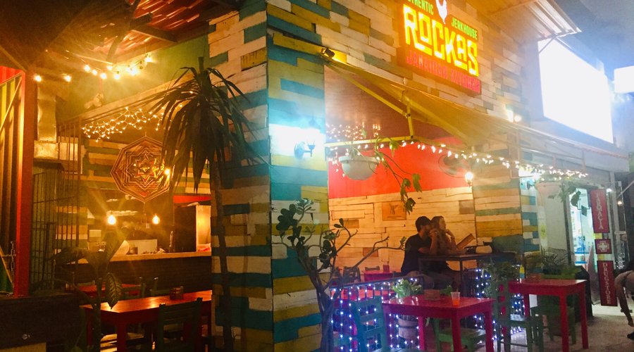 Dine in true island style like in Jamaica! 