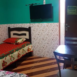 Quarto duplo com ar e TV de led 32 polegadas.