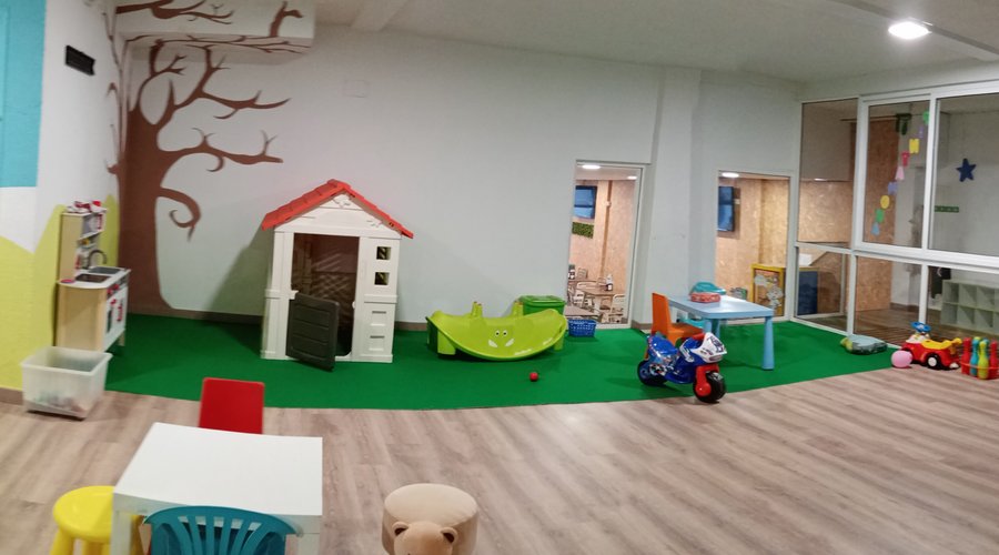 Zona de ocio infantil con parque de bolas, juguetes y muchos juegos.